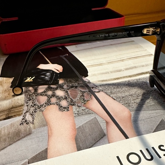 Carolina Herrera Sunglasses - Picture 5 of 8